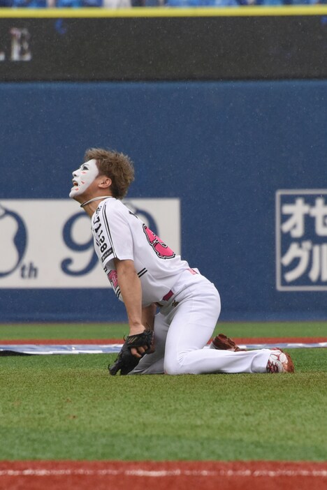 ヒットを打たれショックを受ける樽美酒研二。