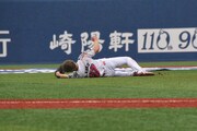 ヒットを打たれマウンドに転がる樽美酒研二。