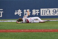 ヒットを打たれマウンドに転がる樽美酒研二。