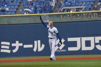 観客にうれしそうに挨拶する森本稀哲。