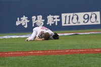 マウンドにうずくまる樽美酒研二。