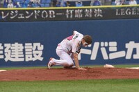 対決を終えマウンドに触れる樽美酒研二。