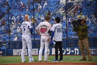 「レジェンドOB一打席対決」後のインタビューの様子。