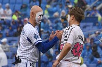 「レジェンドOB一打席対決」を終え握手をする森本稀哲と樽美酒研二。