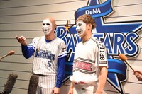 囲み取材の様子。左から森本稀哲、樽美酒研二。