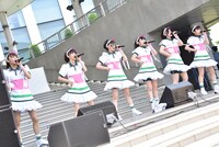 「熟女になっても feat. SUSHIBOYS」を披露する私立恵比寿中学。