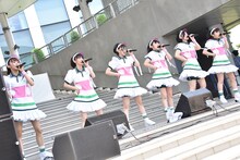 「熟女になっても feat. SUSHIBOYS」を披露する私立恵比寿中学。