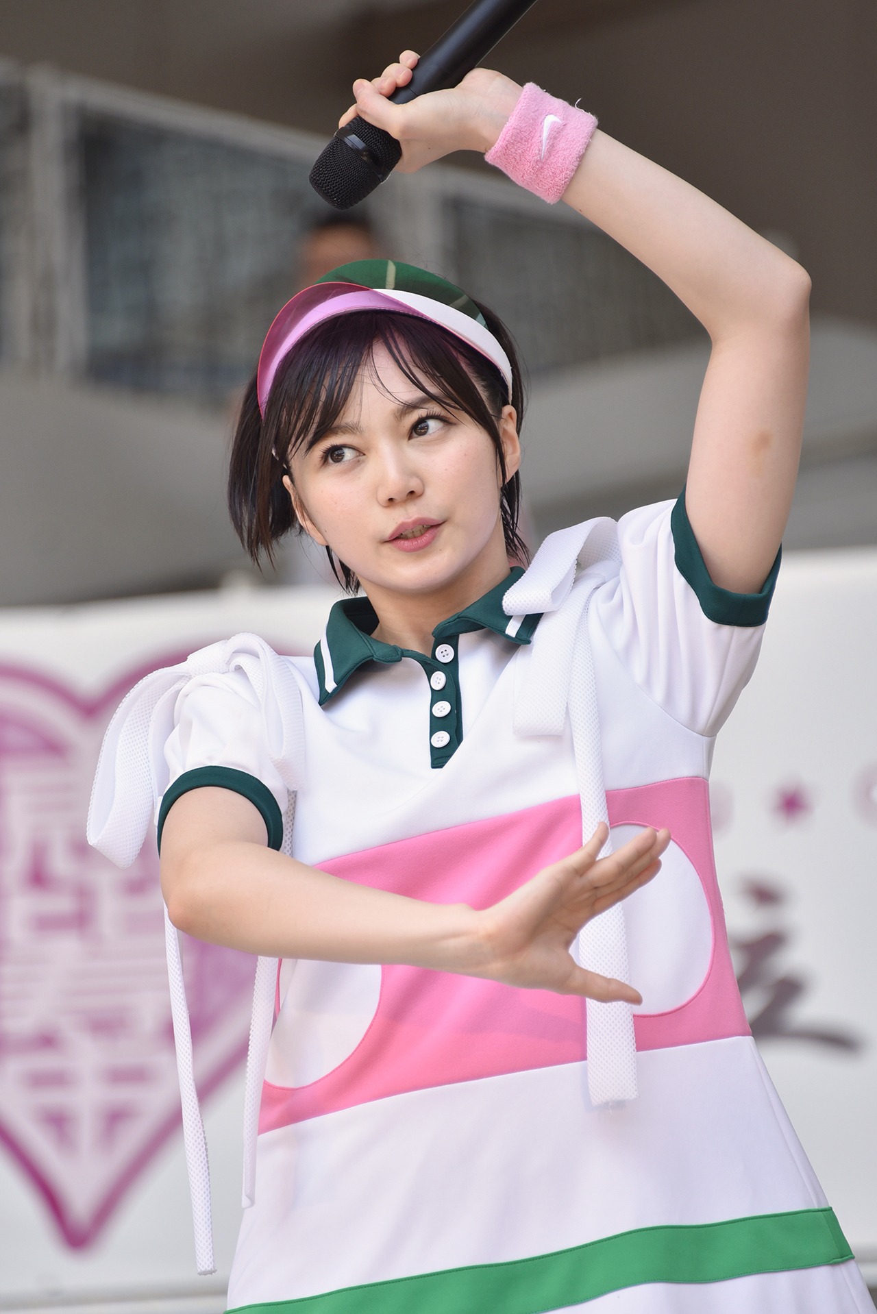 安本彩花