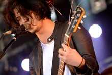 ヤマグチユウモリ（G, Vo / SIX LOUNGE）（撮影：半田安政[Showcase]）