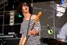 イワオリク（B, Cho / SIX LOUNGE）（撮影：半田安政[Showcase]）