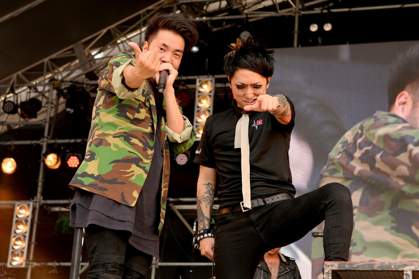 左からKoie（Vo / Crossfaith）、MAH（SiM）。（撮影：半田安政[Showcase]）