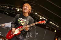 SUGA（Vo, G / dustbox）（撮影：半田安政[Showcase]）