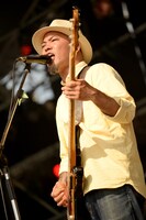 前川真悟（Vo, B / かりゆし58）（撮影：半田安政[Showcase]）