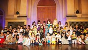 鬼太郎、ねずみ男と共に子供たちと記念撮影するまねきケチャ。(Photo by HISASHI MORI)