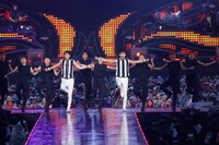 人気画像3位は「東方神起、日産スタジアムに再び立つ！『言葉で表せないくらいうれしい』3DAYS完遂」より、東方神起。