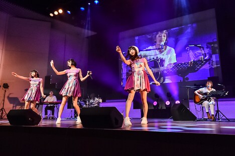 見田村千晴含む生バンドの演奏をバックにパフォーマンスするTask have Fun。（写真提供：Velvet management）