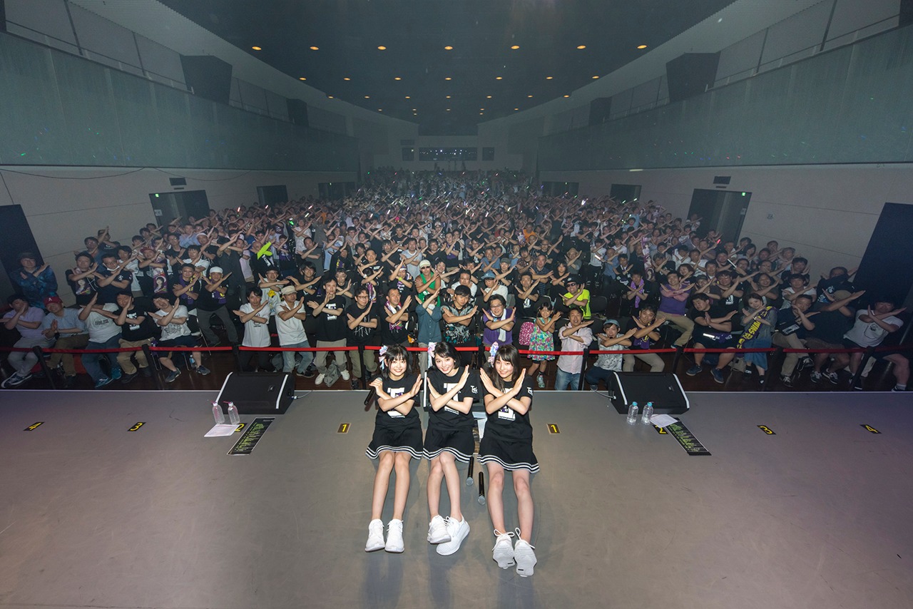 ファンと記念撮影するTask have Fun。（写真提供：Velvet management）