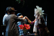 お茶で乾杯するCharaとバンドメンバー。(c) HAJIME KAMIIISAKA