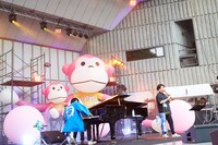 まらしぃと小湊昭尚。（撮影：石阪大輔）