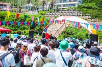 DENIMS（撮影：小杉歩）