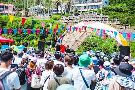 DENIMS（撮影：小杉歩）