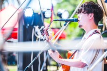 カマチュー（Vo, G / DENIMS）（撮影：小杉歩）