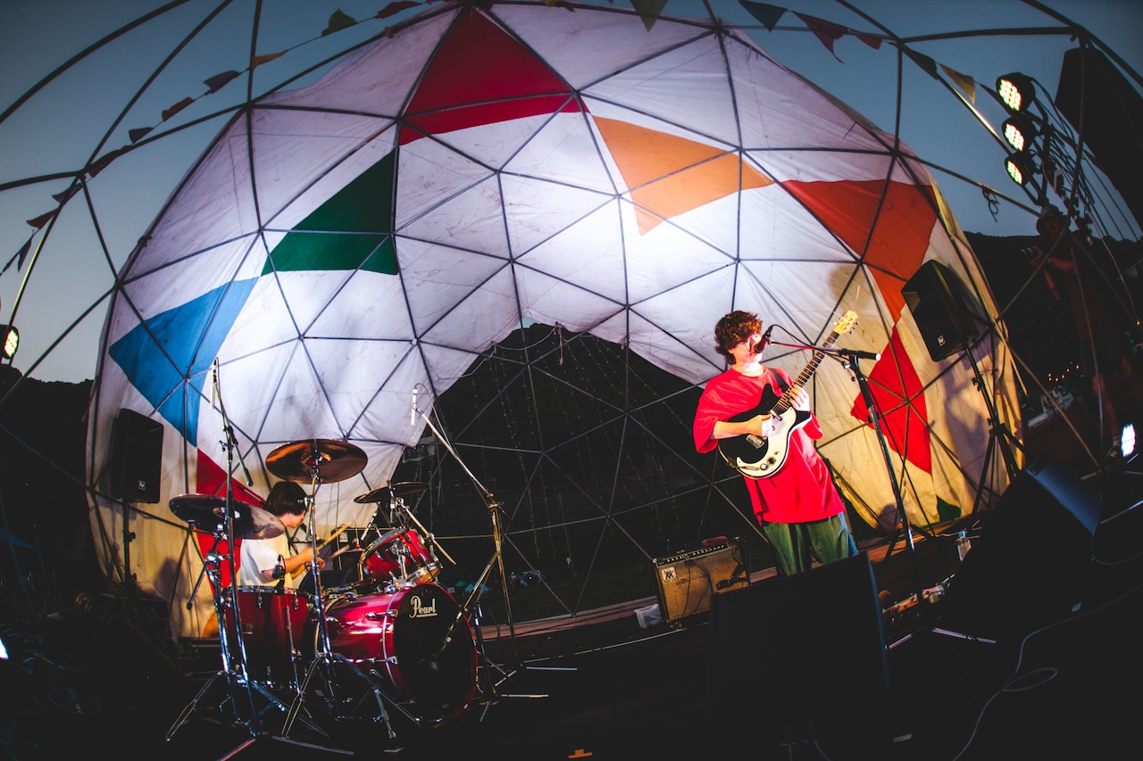 晴天に恵まれたビーチでドミコ、Tempalay、King Gnu、トリプルファイヤーら6組競演