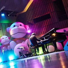 まらしぃ×高橋洋子「残酷な天使のテーゼ」連弾も!晴れの野音で「まらフェス」大成功