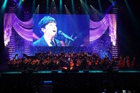 「オリンピックコンサート2018」森山直太朗のライブの様子。