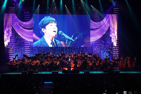 「オリンピックコンサート2018」森山直太朗のライブの様子。