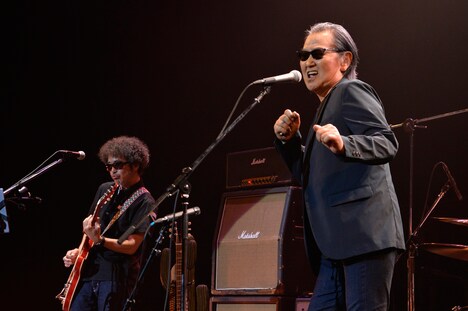 奥田民生と井上陽水によるセッションの様子。（撮影：三浦憲治）