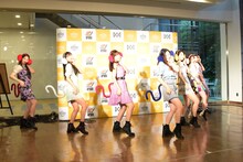 「バナナが食べれないサル」のダンスを披露するOH MY GIRL BANHANA。
