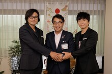 左から新藤晴一、平谷祐宏市長、岡野昭仁。（撮影：入日伸介）