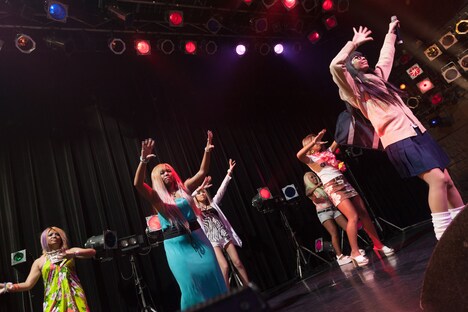 ユイ・ガ・ドクソンとBlack Diamondメンバー。（Photo by Jumpei Yamada）