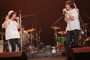 左から鈴木圭介（Vo / フラワーカンパニーズ）、YO-KING（真心ブラザーズ）。