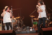 左から鈴木圭介（Vo / フラワーカンパニーズ）、YO-KING（真心ブラザーズ）。
