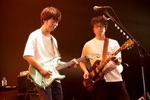 左から桜井秀俊（真心ブラザーズ）、竹安堅一（G / フラワーカンパニーズ）。