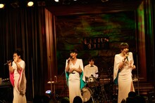 バンドの生演奏に乗せてパフォーマンスする星屑スキャット。（撮影：下村しのぶ）