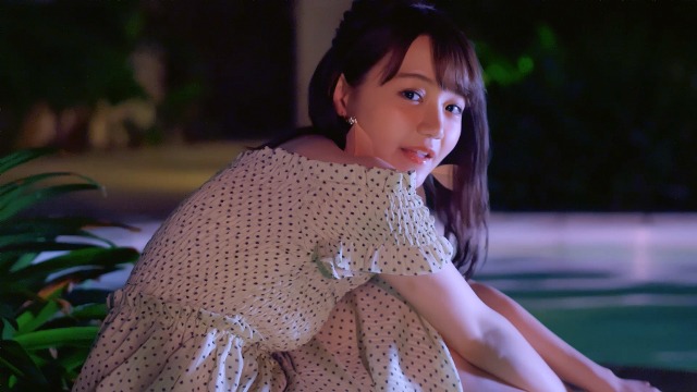尾崎由香「LET'S GO JUMP☆」ミュージックビデオのワンシーン。