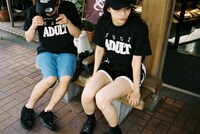 NEGLECT ADULT PATiENTSとTANGTANGコラボTシャツのイメージ写真。