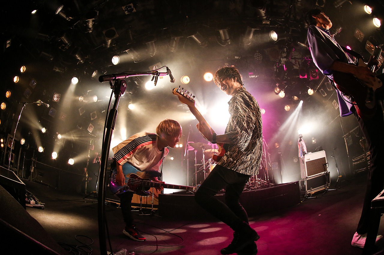 左から辻怜次（B）、小関竜矢（Vo, G）。（写真提供：ポニーキャニオン）