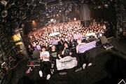 Bentham「Bulbous Bow Tour」東京・渋谷CLUB QUATTRO公演で撮影された記念写真。（写真提供：ポニーキャニオン）
