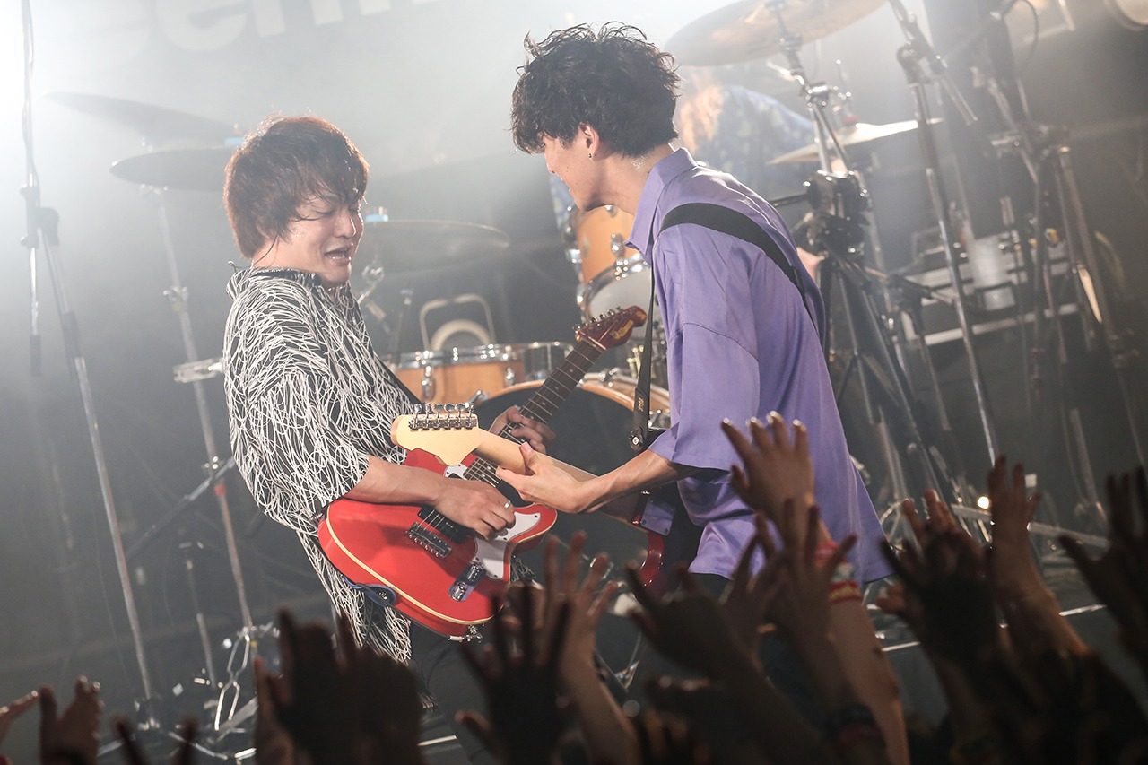 左から小関竜矢（Vo, G）、須田原生（G, Cho）。（写真提供：ポニーキャニオン）