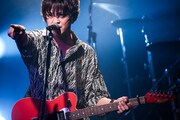 小関竜矢（Vo, G）（写真提供：ポニーキャニオン）