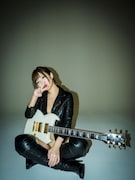 藤田恵名のアーティスト写真追加カット。