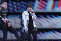 三浦大知「DAICHI MIURA BEST HIT TOUR in 日本武道館」のワンシーン。