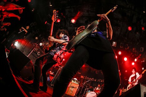 cinema staff「デビュー10周年記念ライブシリーズ two strike to(2) night～バトル・オブ・クアトロ～」6月編の東京・渋谷CLUB QUATTRO公演の様子。（撮影：石崎祥子）