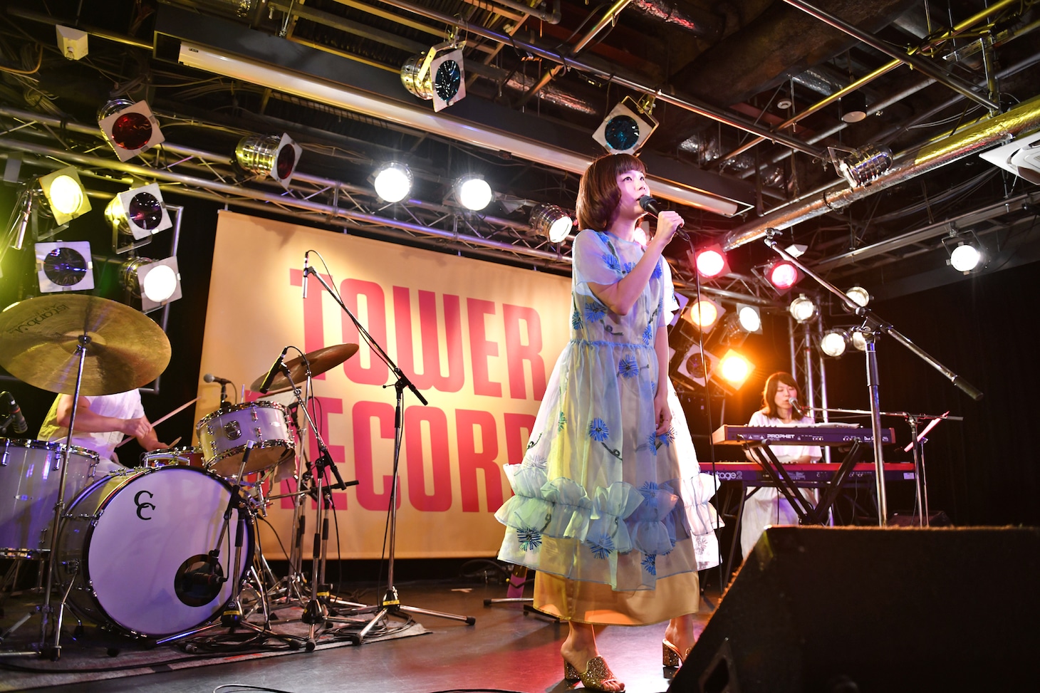 赤い靴の演奏をバックに歌う吉澤嘉代子。