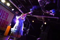 バズーカで金テープを放つ吉澤嘉代子。