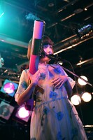 バズーカで金テープを放った吉澤嘉代子。